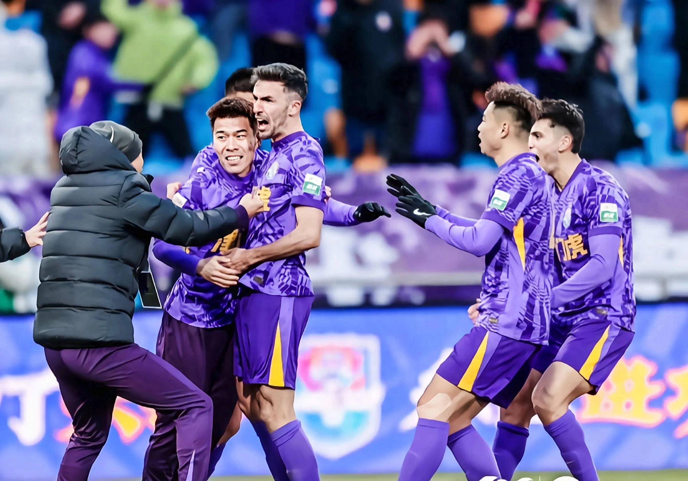 训练课后突围战来临，天津津门虎围绕足总杯队长鼓劲，话题不断，更衣室氛围转暖的简单介绍雷速体育入口