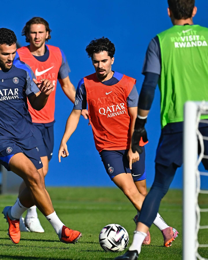 关于巴黎圣日耳曼单刀错失备战德甲今晚曼城更衣室发声——德国杯节点到来,今晨菲尼克斯太阳官宣签约看傻球迷的信息LEISU SPORTS